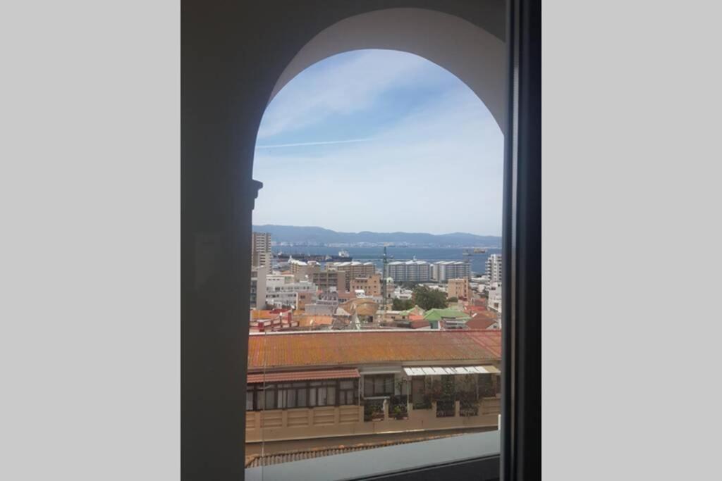 Charming Colonial Flat In Historic Building Lägenhet Gibraltar Exteriör bild