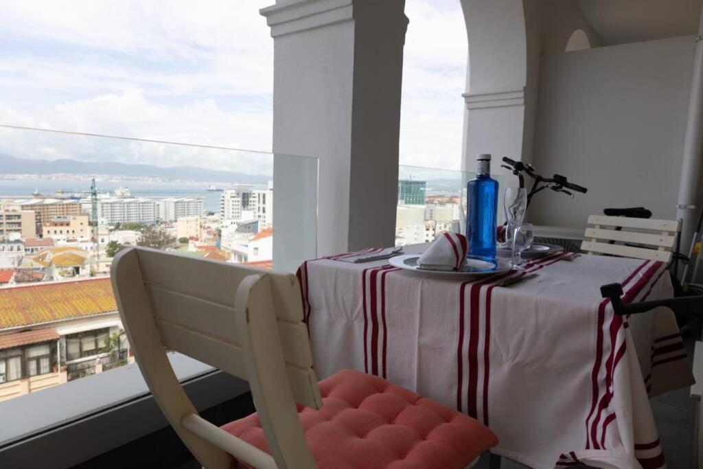 Charming Colonial Flat In Historic Building Lägenhet Gibraltar Exteriör bild
